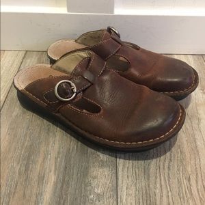 EASTLAND Brown Leather Lip on Shoes
